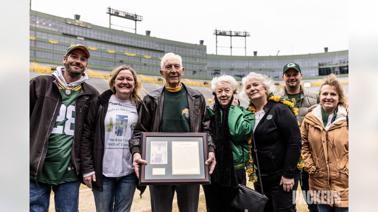 Elderly Packers fan will attend playoff game at Lambeau Field