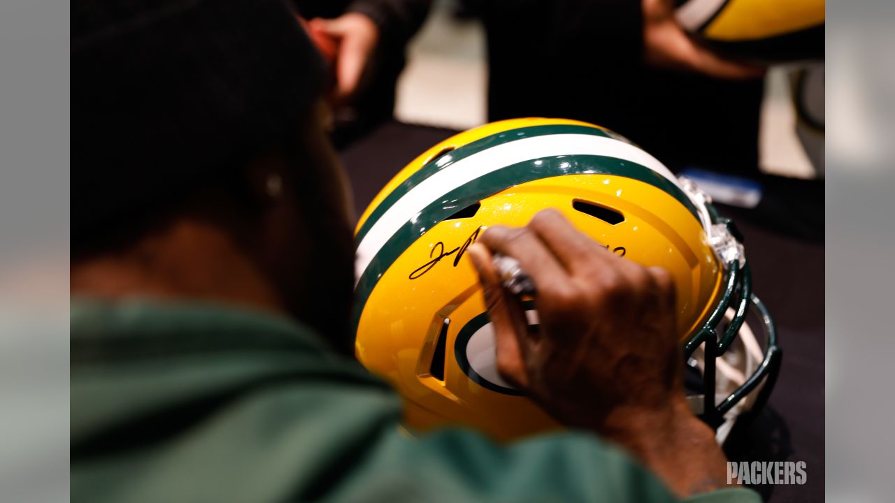 Aaron Rodgers signing limited number of autographs for Salvation Army