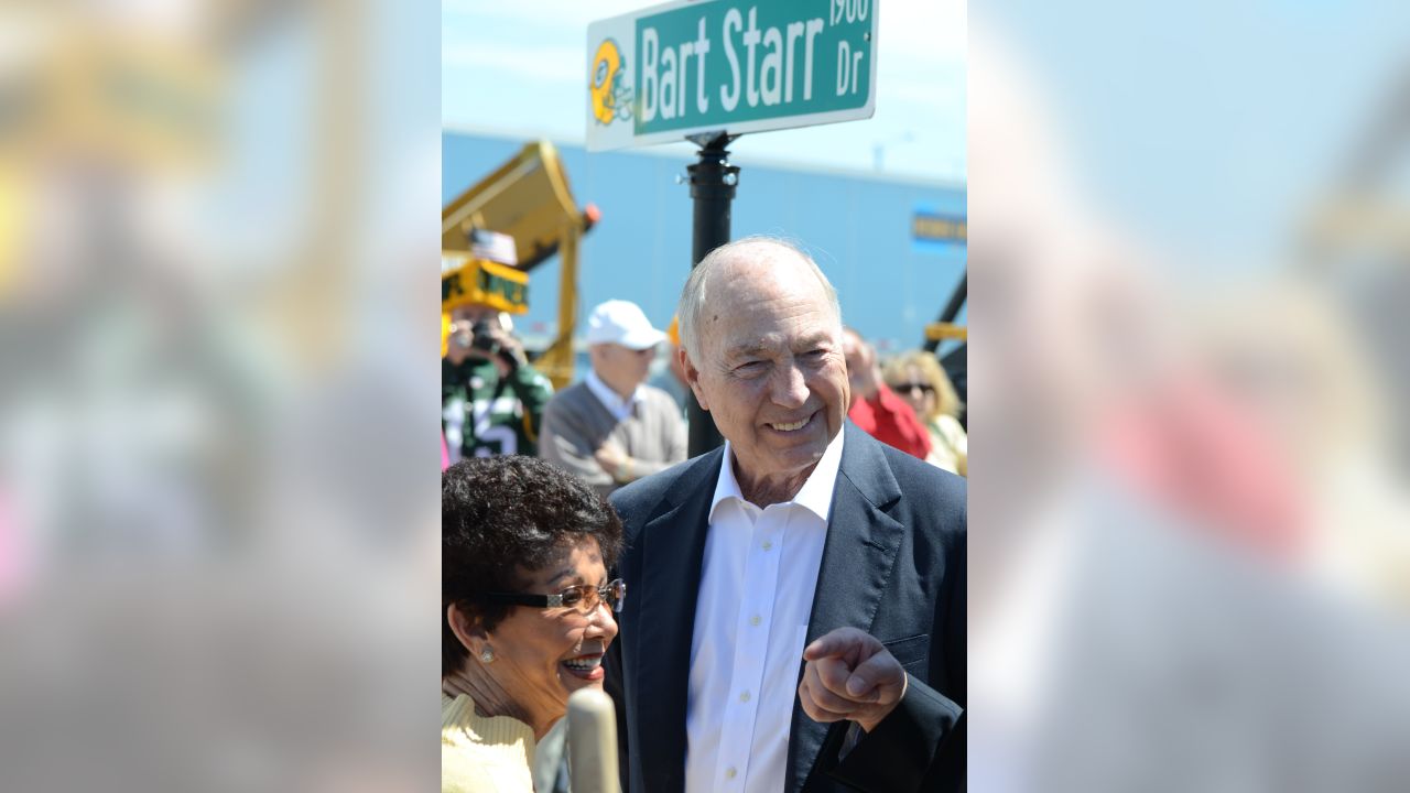 Legendary Packers HOF QB Starr dies at 85 - ESPN