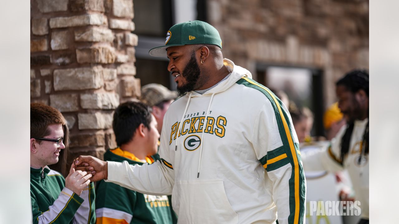 Hundreds of Packer fans attend Green Bay Packer Tailgate Tour