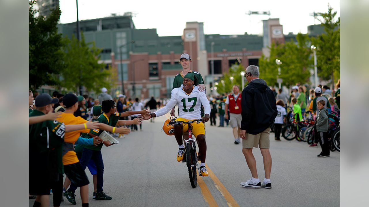 Green Bay Packers on X: #PackersCamp starts in 1️⃣ week! #TBT to  @AaronRodgers12's first training camp in Green Bay in 2005.   / X