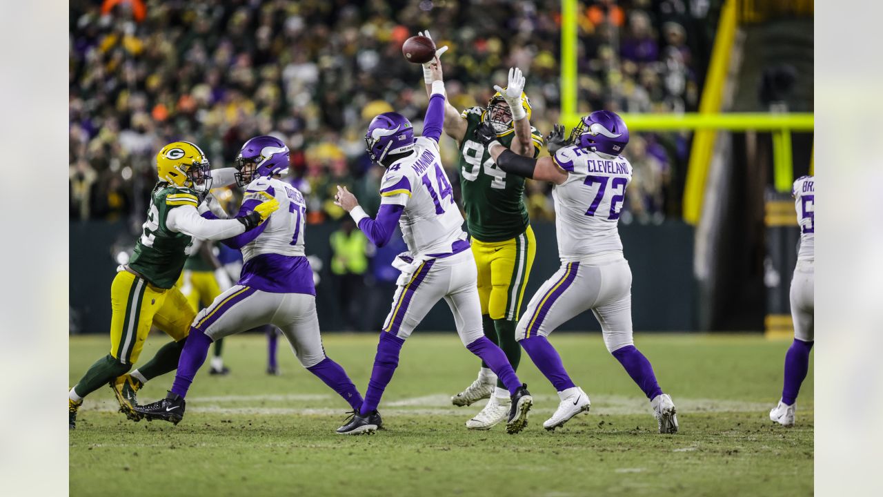 Aaron Rodgers makes another MVP statement in dominant win over Vikings