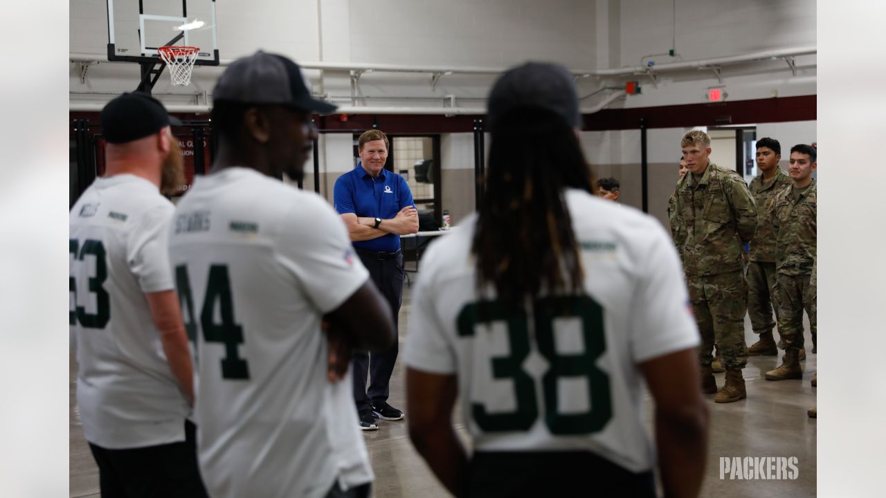 Green Bay Packer visits Wisconsin Guard armory > National Guard > Guard  News - The National Guard