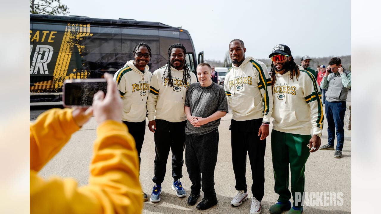 Hundreds of Packer fans attend Green Bay Packer Tailgate Tour