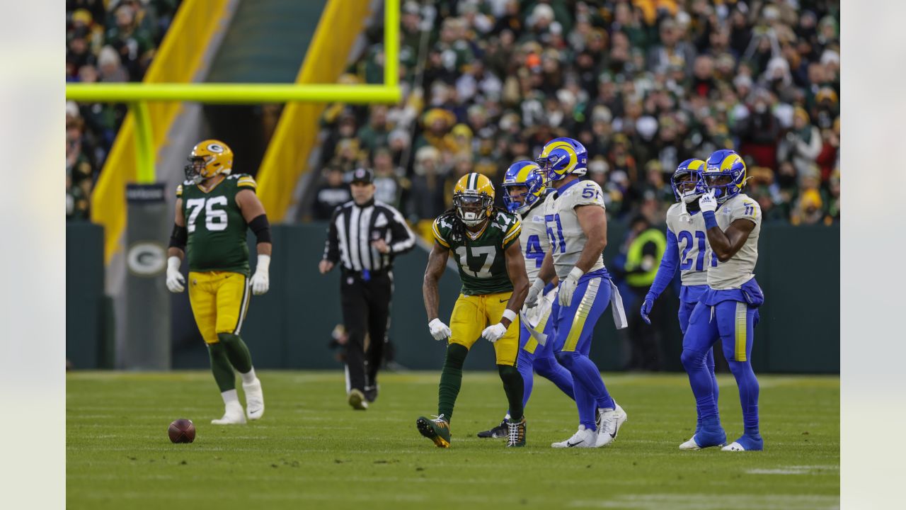 November 28, 2021: Los Angeles Rams quarterback Matthew Stafford (9)  handing the ball off during the NFL football game between the Los Angeles  Rams and the Green Bay Packers at Lambeau Field