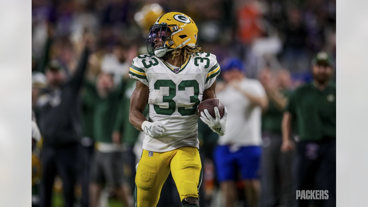 Packers' RB Aaron Jones Explains Sideline Shades, Signature