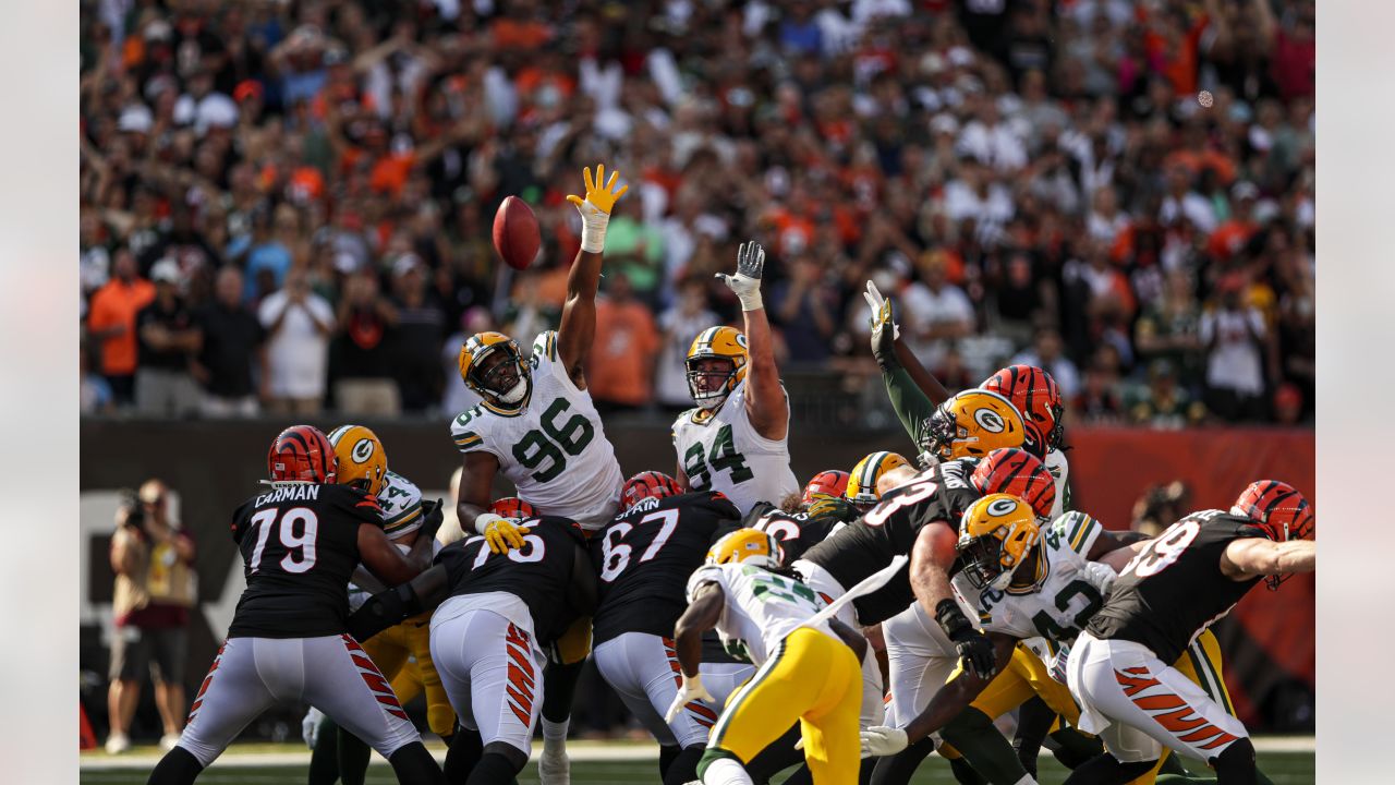 Photo: Bengals Chidobe Awuzie Tries to Block Packers Kicker Mason