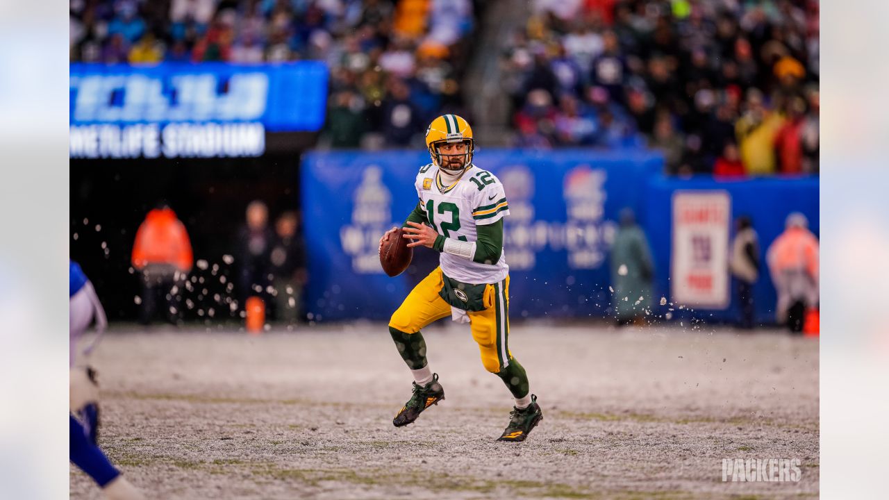 Aaron Rodgers signs bumper contract extension with Green Bay