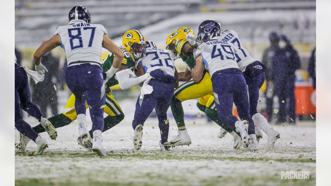 Derrick Henry was again Titans' lethal weapon, beating Packers 27-17 at a  freezing Lambeau Field