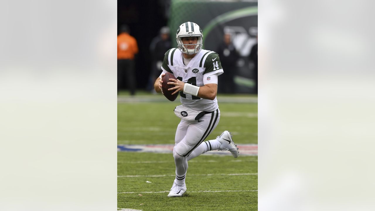 December 23, 2018 - East Rutherford, New Jersey, U.S. - New York Jets  quarterback Sam Darnold (14) passes in the second half during a NFL game  between the Green Bay Packers and