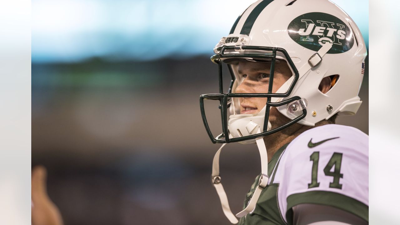 Jets Trade Sam Darnold to Carolina Panthers - The New York Times