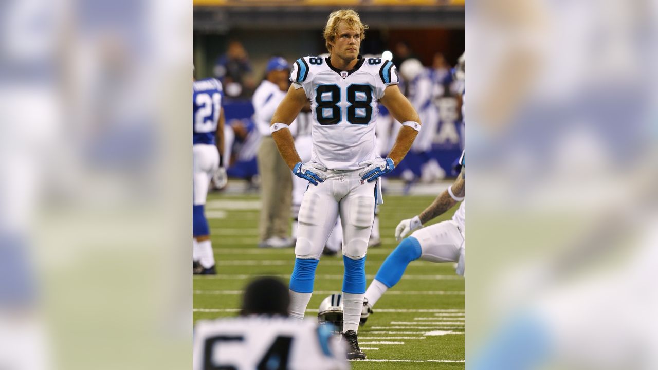 Panthers sign Greg Olsen to a lucrative 2-year extension 