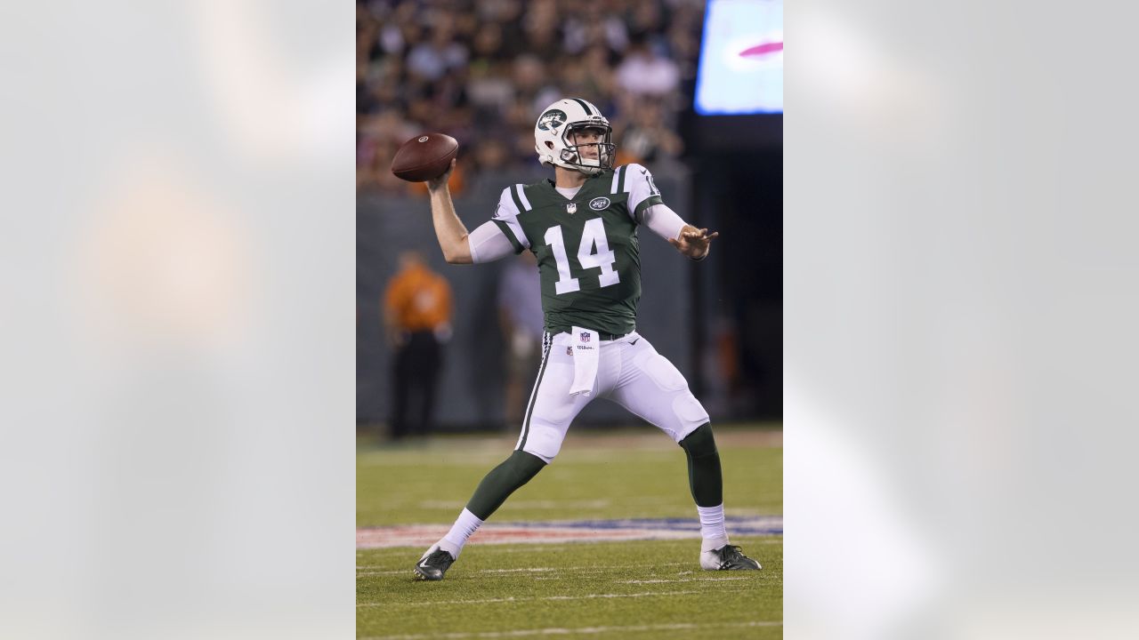 East Rutherford, New Jersey, USA. 8th Sep, 2019. New York Jets running back  Le'Veon Bell (26) takes a handoff quarterback Sam Darnold (14) during a NFL  game between the Buffalo Bills and