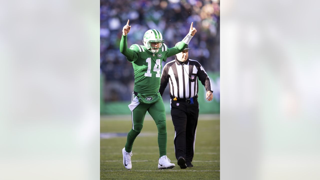 East Rutherford, New Jersey, USA. 8th Sep, 2019. New York Jets running back  Le'Veon Bell (26) takes a handoff quarterback Sam Darnold (14) during a NFL  game between the Buffalo Bills and