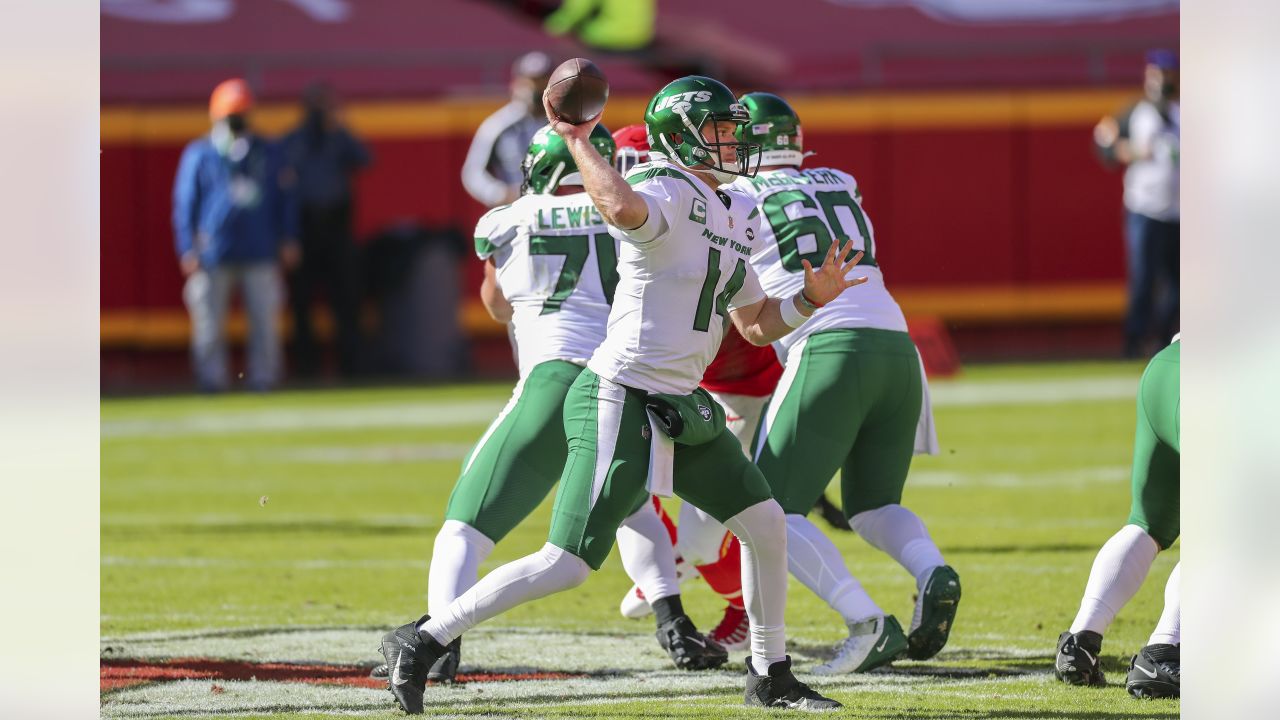 Sam Darnold trade: New York Jets send quarterback to Carolina Panthers for  draft picks - ABC7 New York