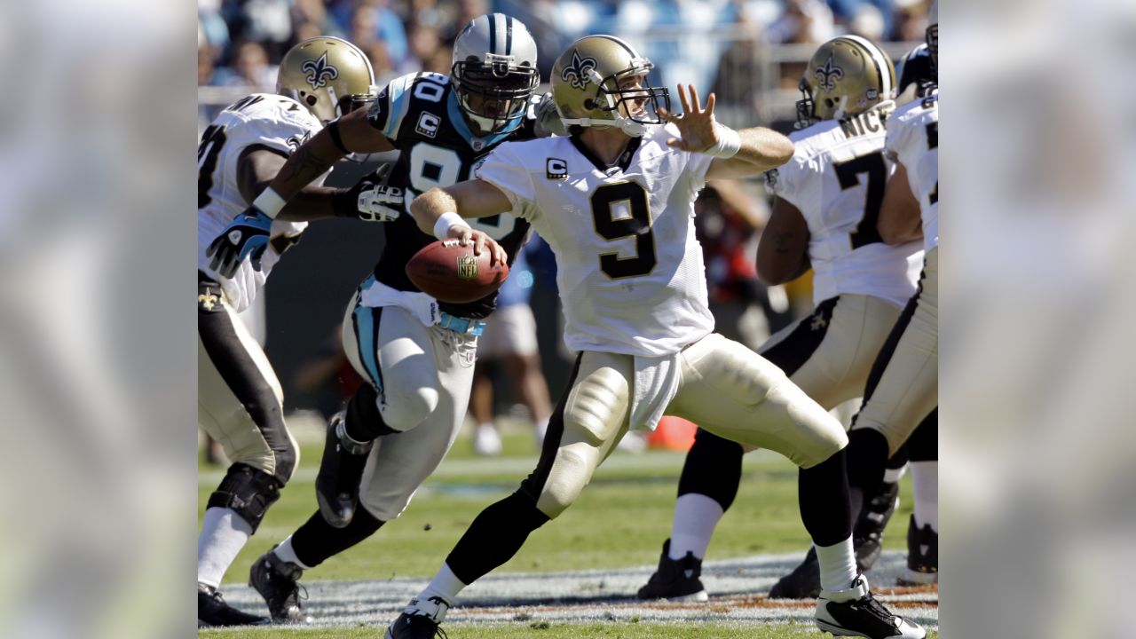 New Orleans Saints fans celebrate as a Carolina Panthers fan gives a thumbs  down sign during an NFL football game, Sunday, Sep. 25, 2022, in Charlotte,  N.C. (AP Photo/Brian Westerholt Stock Photo 