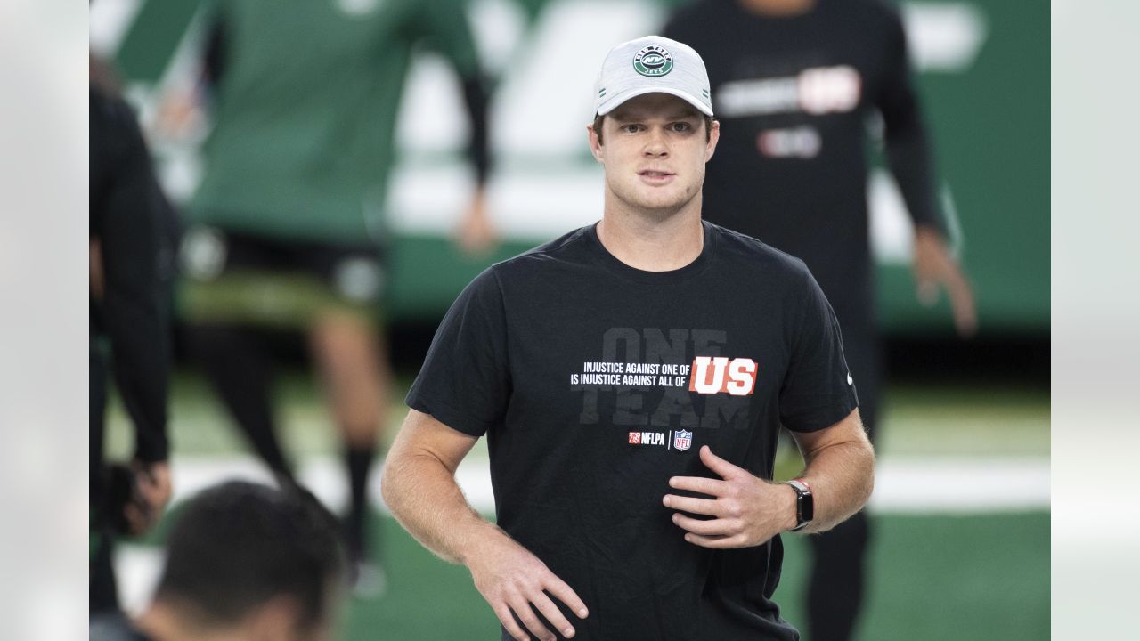 Sam Darnold trade: New York Jets send quarterback to Carolina Panthers for  draft picks - ABC7 New York