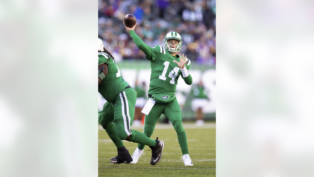 Jets trade quarterback Sam Darnold to Panthers - Newsday