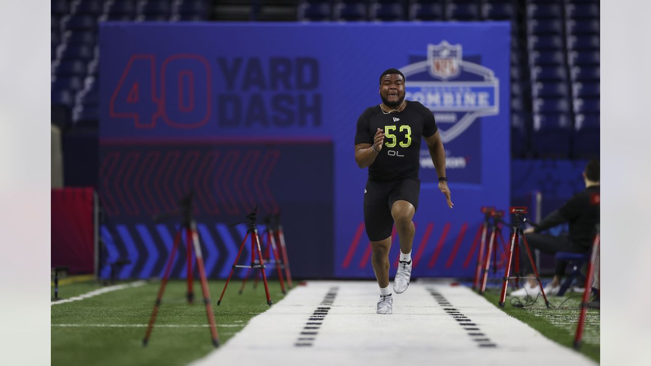 Georgia offensive lineman Justin Shaffer runs the 40-yard dash at