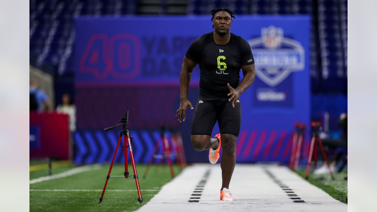 Offensive Linemen Run the 40-Yard Dash at the 2020 NFL Scouting Combine 