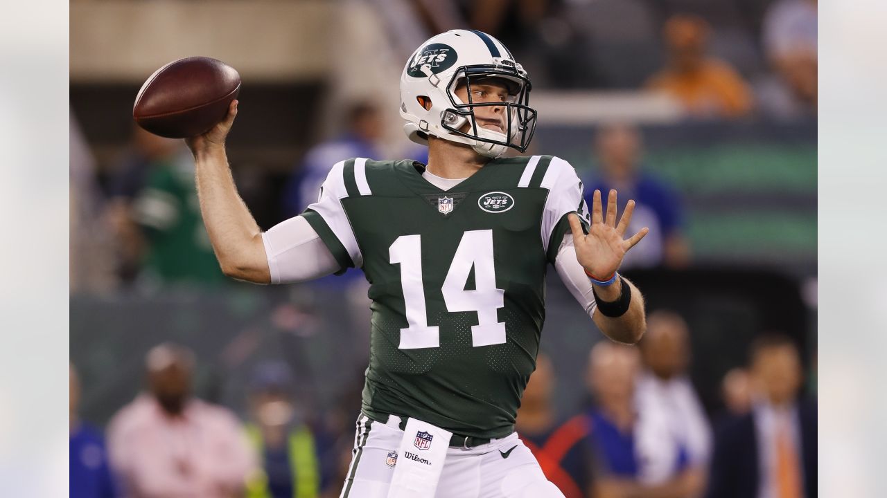 New York Jets quarterback Sam Darnold (14) looks to make a pass during an  NFL football game against the Buffalo Bills, Sunday, Sept. 8, 2019, in East  Rutherford, N.J. The Buffalo Bills