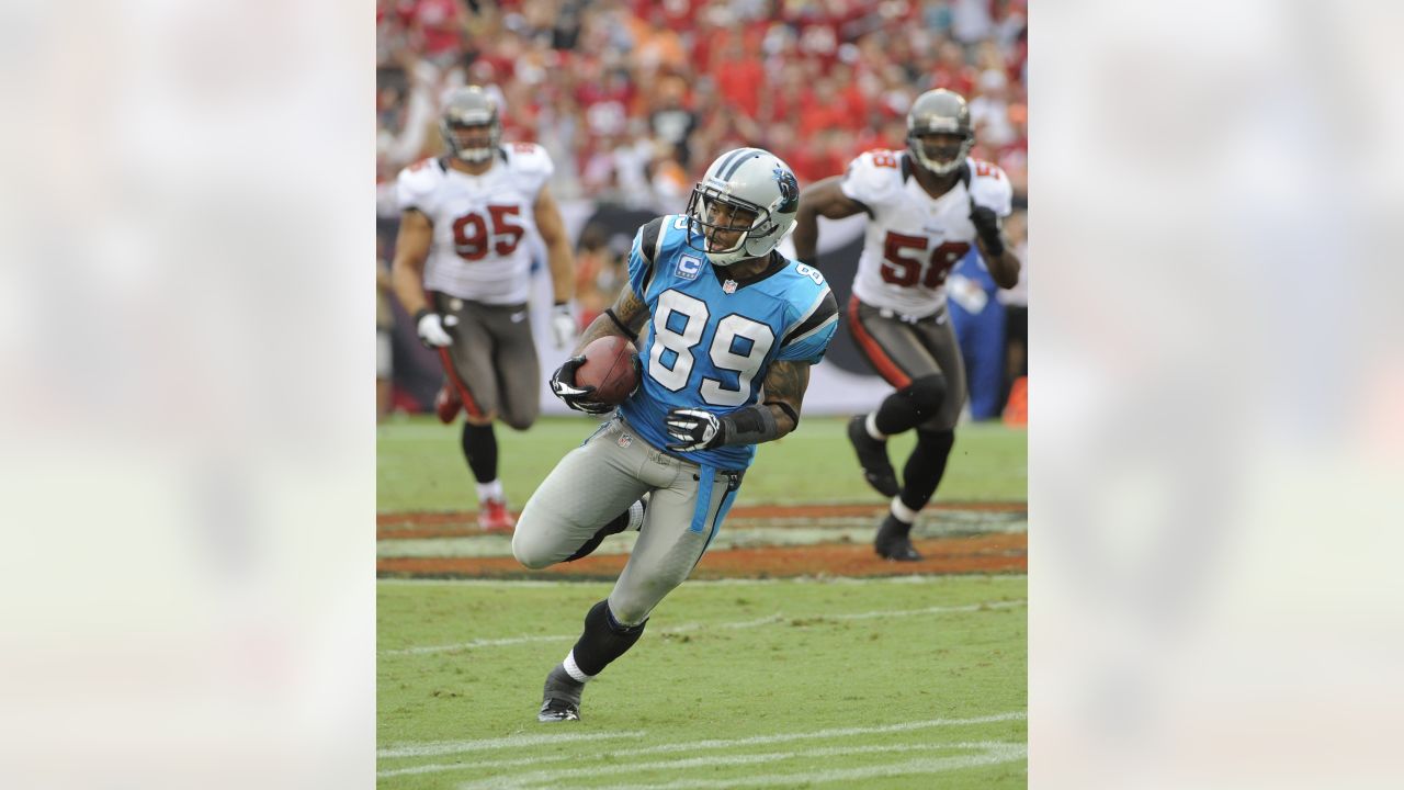 Detroit Lions defensive end Dewayne White watches from the bench against  the in Tampa Bay Buccaneers in an NFL football game in Detroit, Sunday,  Nov. 23, 2008. (AP Photo/Paul Sancya Stock Photo 