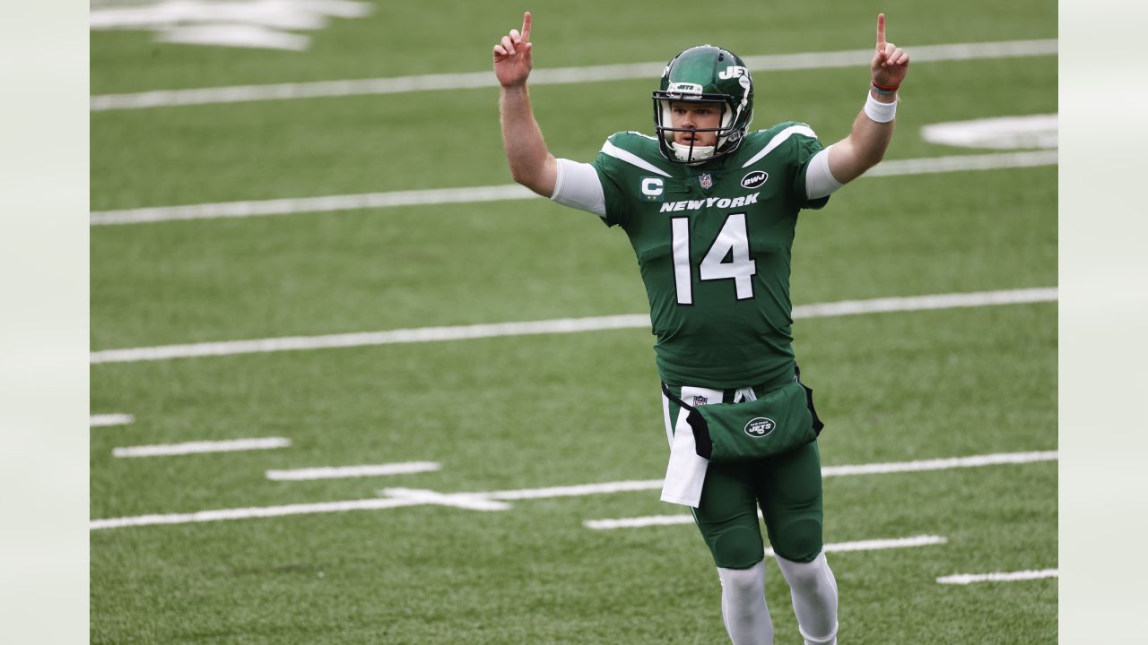 New York Jets quarterback Sam Darnold (14) looks to make a pass during an  NFL football game against the Buffalo Bills, Sunday, Sept. 8, 2019, in East  Rutherford, N.J. The Buffalo Bills