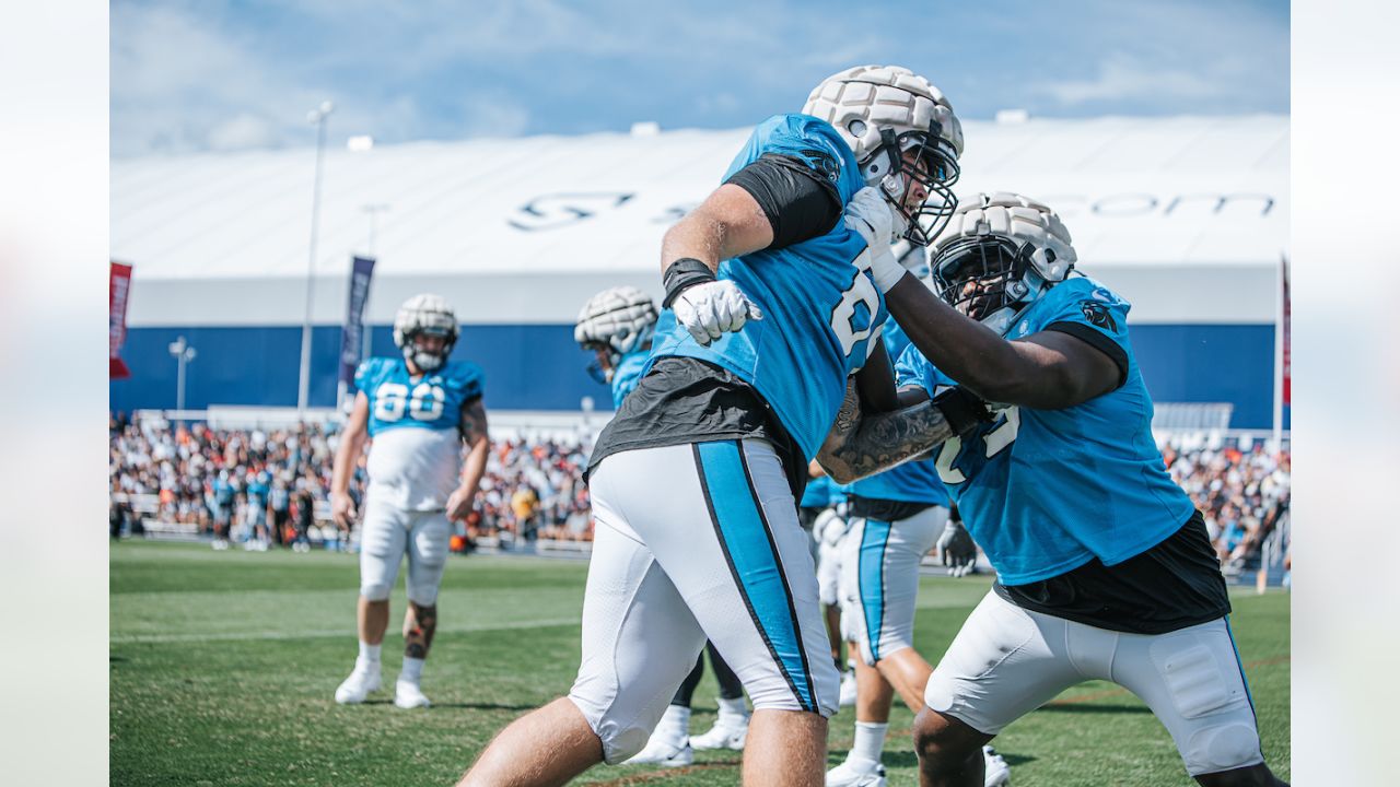 Carolina Panthers' Brian Burns delivers Thanksgiving turkeys to  firefighters