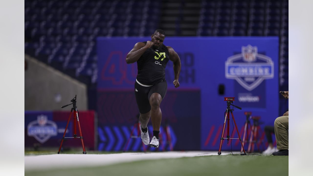 Tulsa OL Chris Paul runs 4.89 40-yard dash