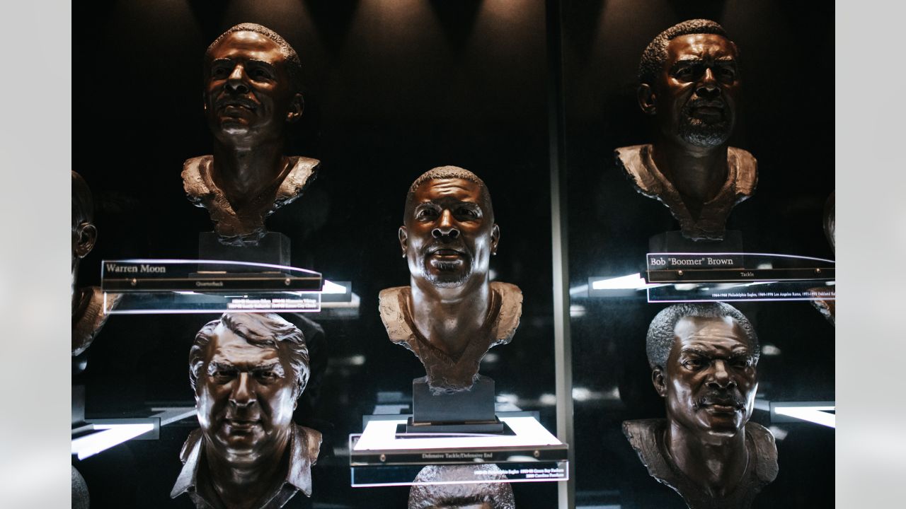 Philadelphia Eagles: Brian Dawkins gets his Hall of Fame bust carved