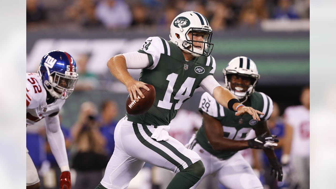 August 24, 2019: August 24, 2019 : New York Jets Quarterback SAM DARNOLD (14)  during the game against the New Orleans Saints at Met Life Stadium, East  Rutherford, NJ. (Credit Image: © Bennett CohenZUMA Wire Stock Photo - Alamy