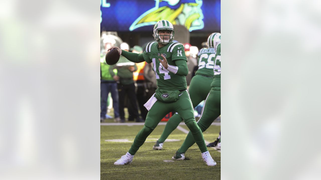 December 23, 2018 - East Rutherford, New Jersey, U.S. - New York Jets  quarterback Sam Darnold (14) passes in the second half during a NFL game  between the Green Bay Packers and