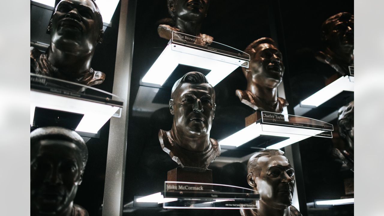 Statue of Sam Mills Linebacker for North Carolina Panthers 1995 To 1997  Editorial Photography - Image of helmet, cleats: 113800557