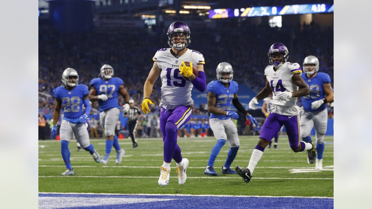 Minnesota Vikings wide receiver Adam Thielen (19) catches the pass