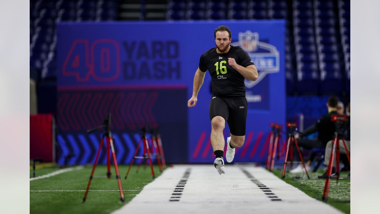 Offensive Linemen Run the 40-Yard Dash at the 2020 NFL Scouting Combine 