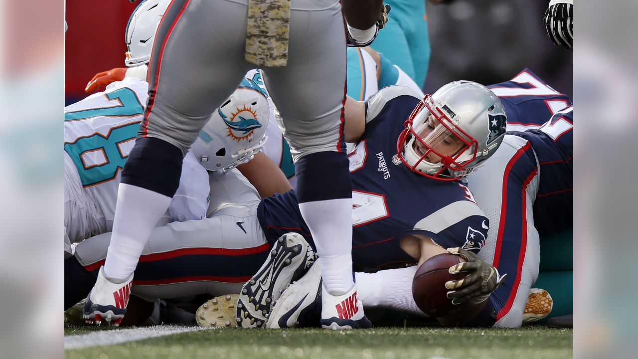 Brady Throws For 4 TDs As Patriots Top Dolphins, 35-17