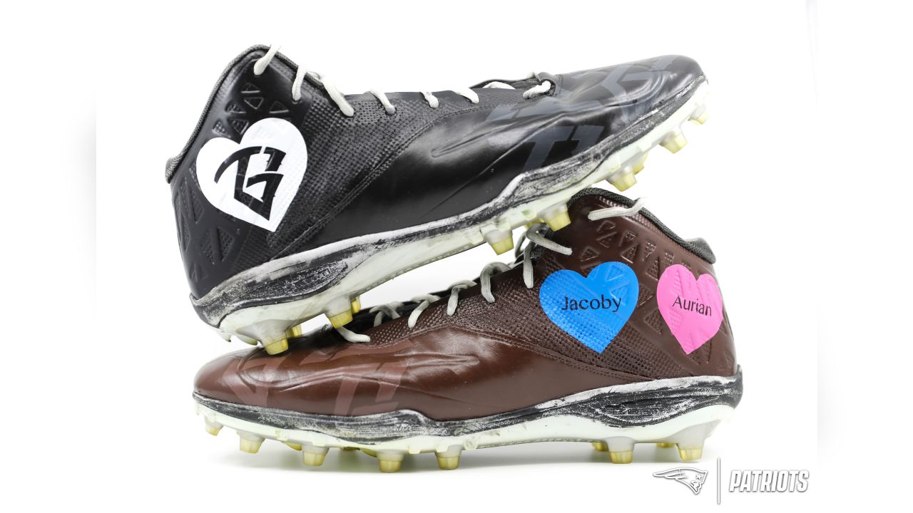 Check out Mac Jones' sweet custom cleats for 2022