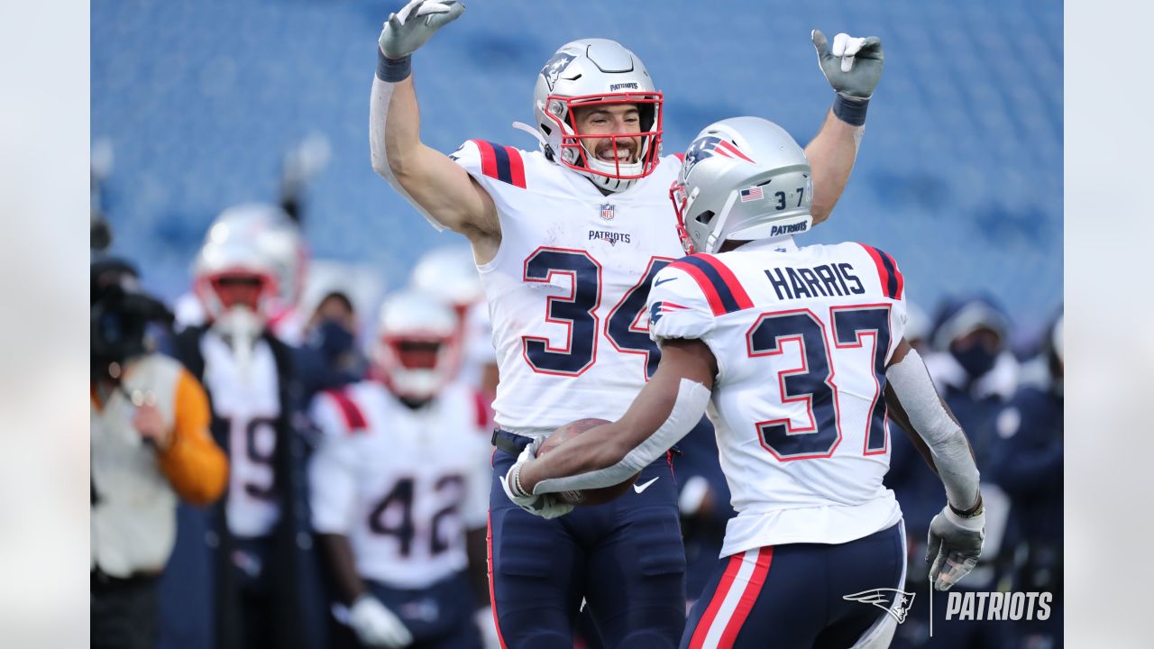 NFL on X: red jersey = blue sleeves @man_dammn (via @Patriots)   / X