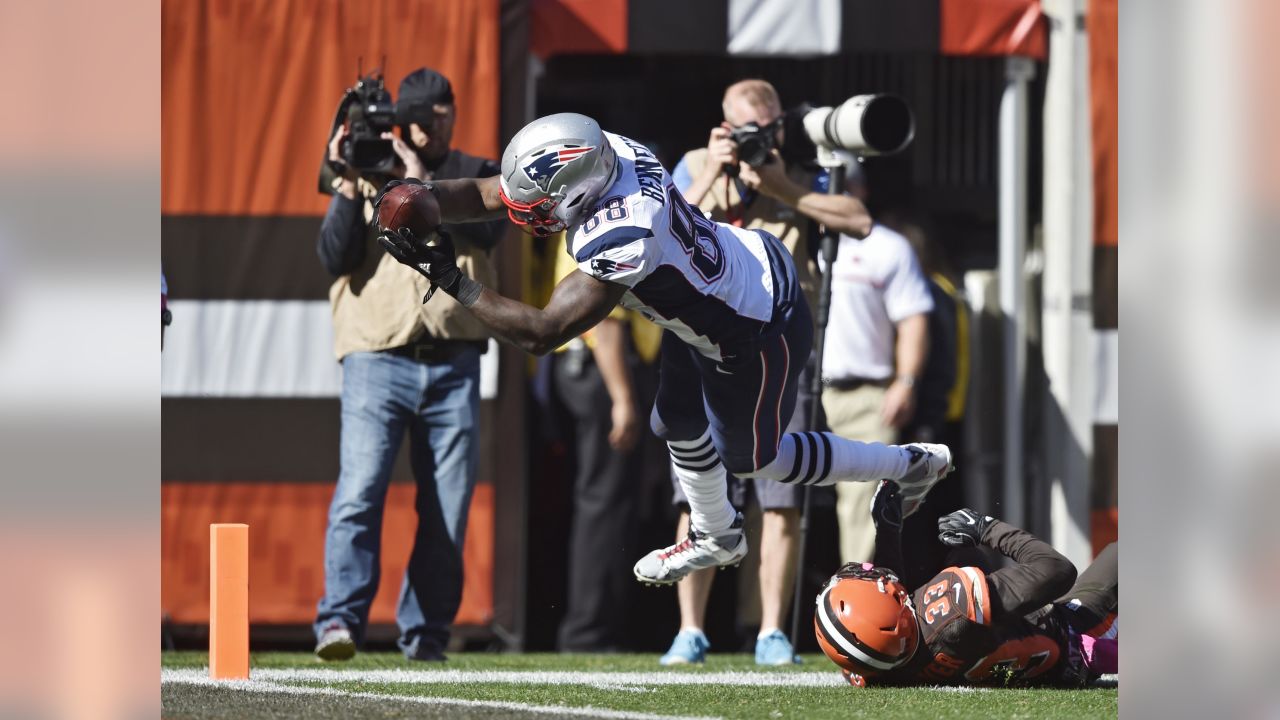 Brady passes for 406 yards in Patriots 33-13 win over Browns