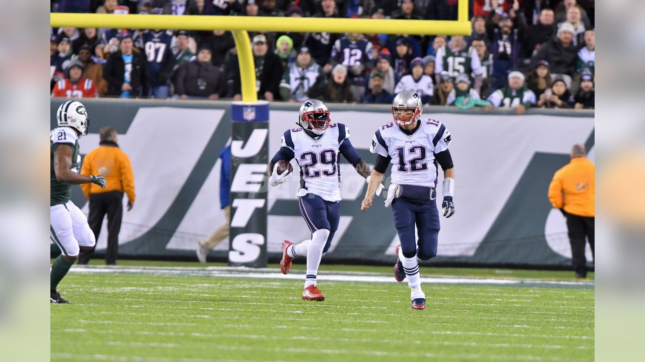 Tom Brady ties Peyton Manning with 200th win, Patriots beat Jets 22-17