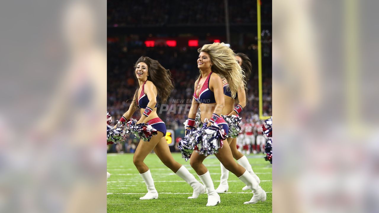 Patriots Cheerleader Turning Heads Before Season Opener - The Spun