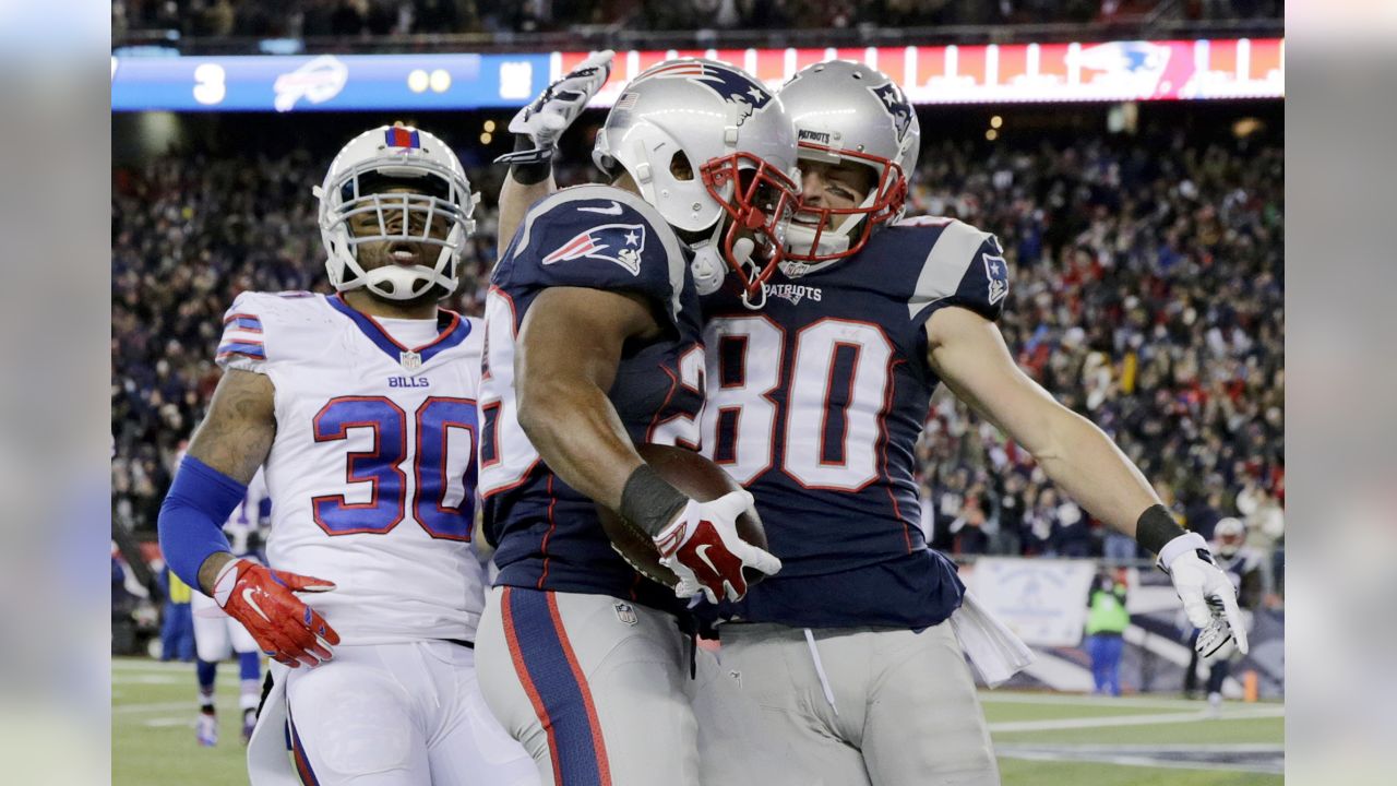 Patriots improve to 10-0, beat Bills 20-13