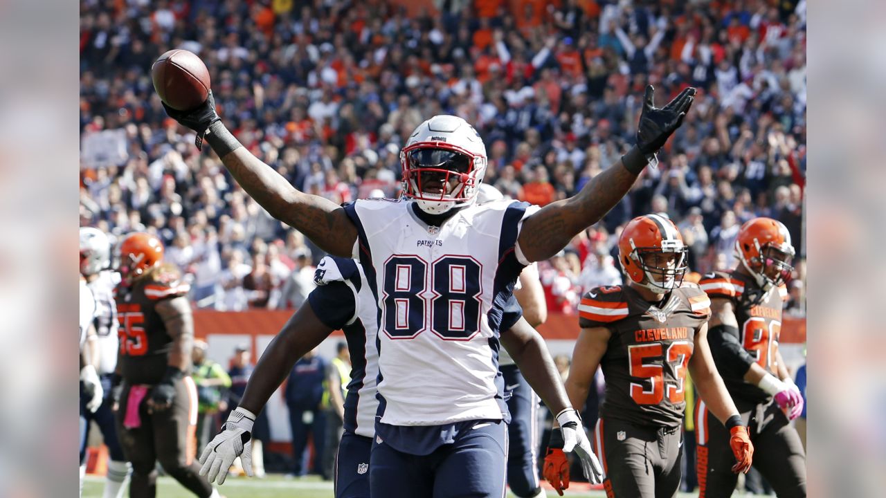 Brady passes for 406 yards in Patriots 33-13 win over Browns