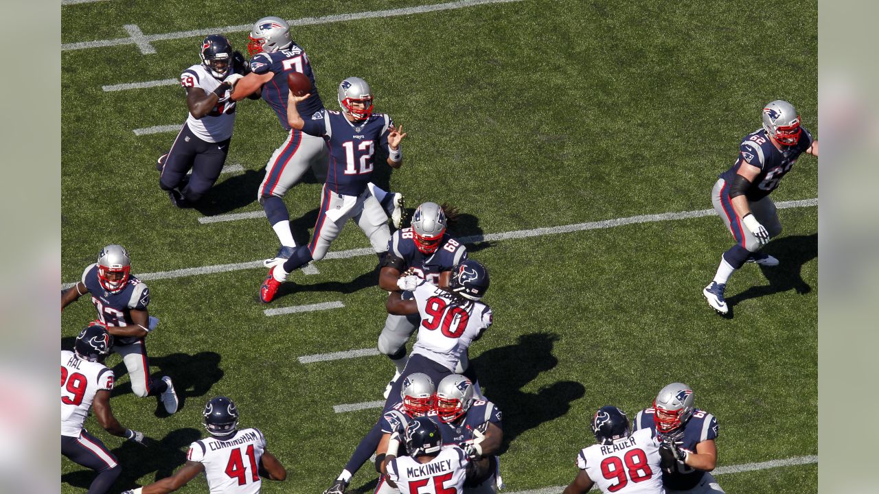 New England Patriots quarterback Tom Brady passes against the New York Jets  during the first half of an NFL football game, Sunday, Dec. 31, 2017, in  Foxborough, Mass. (AP Photo/Steven Senne)