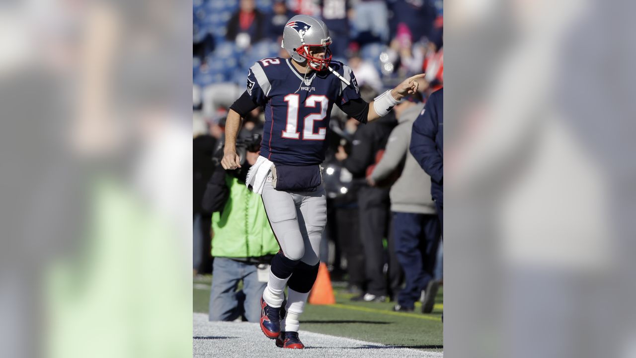 New England Patriots quarterback Tom Brady passes against the New York Jets  during the first half of an NFL football game, Sunday, Dec. 31, 2017, in  Foxborough, Mass. (AP Photo/Steven Senne)