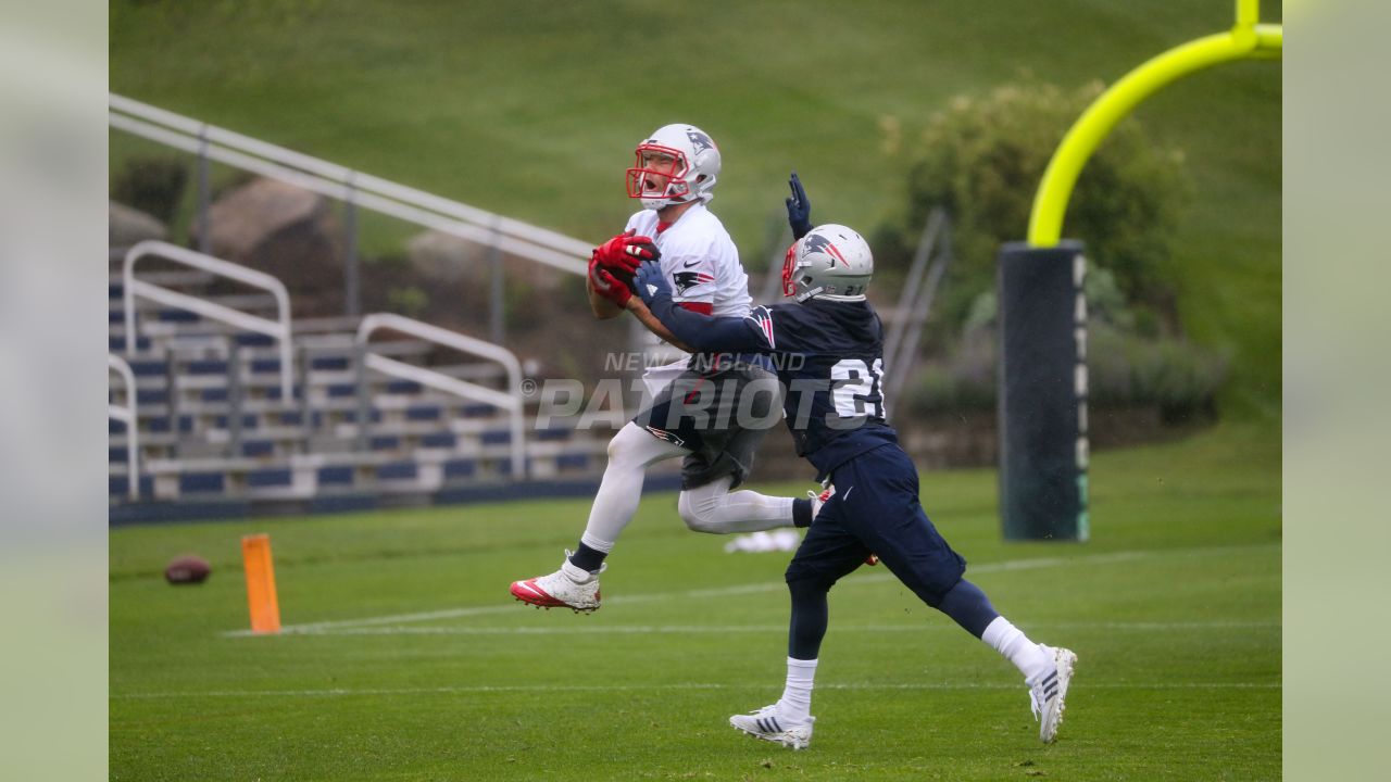 Ezekiel Elliott trying out new Riddell helmet at Cowboys OTAs