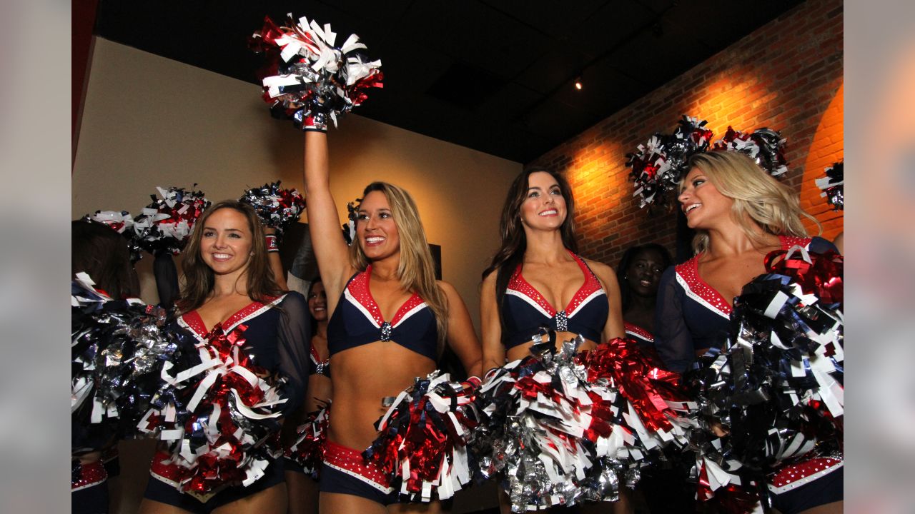 Patriots Cheerleaders Host 2016 Swimsuit Calendar Launch Party at Howl at  the Moon-Splitsville