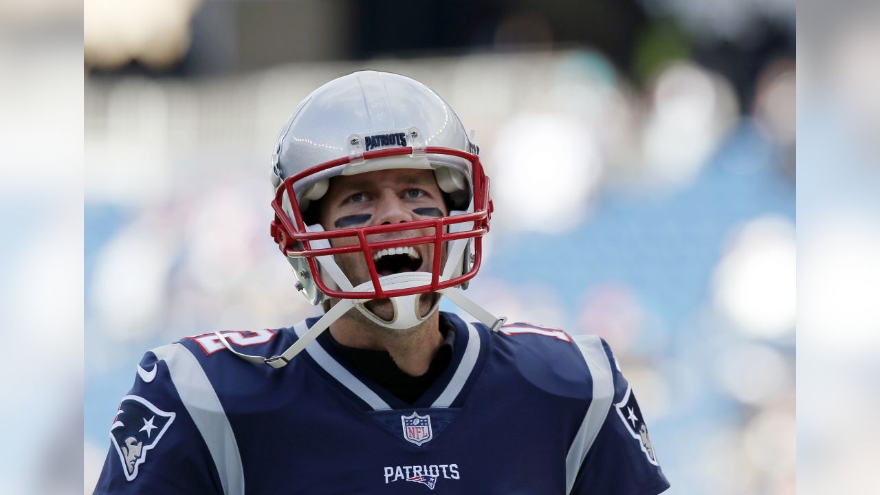 Brady Throws For 4 TDs As Patriots Top Dolphins, 35-17