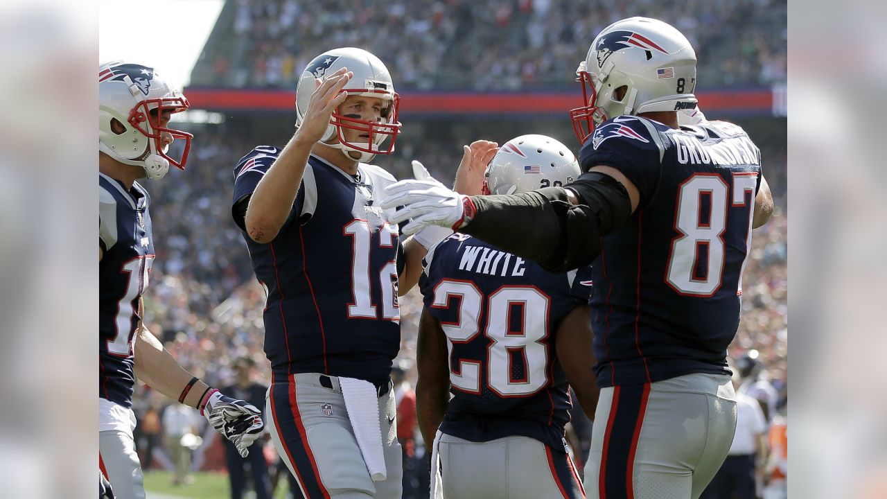 HOUSTON — Tom Brady threw a touchdown pass in his first game