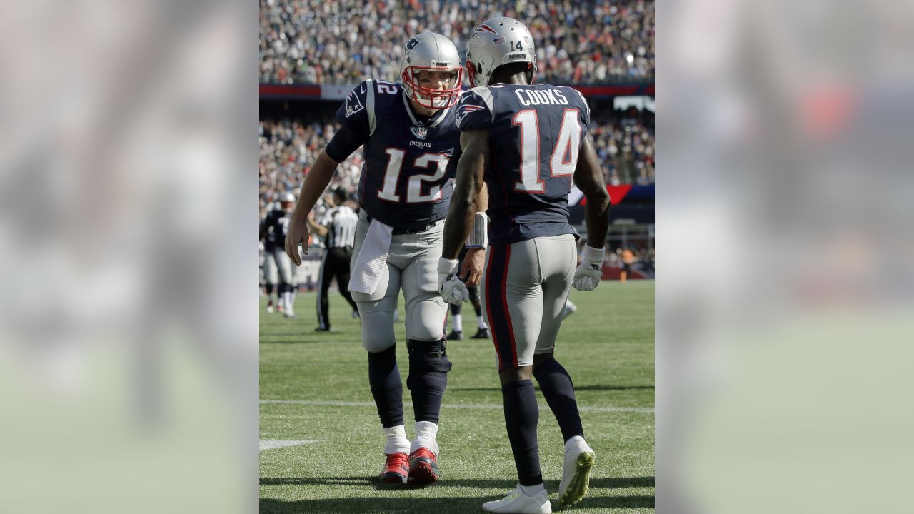 Tom Brady sets NFL playoff wins record as Patriots pummel Texans, 41-28